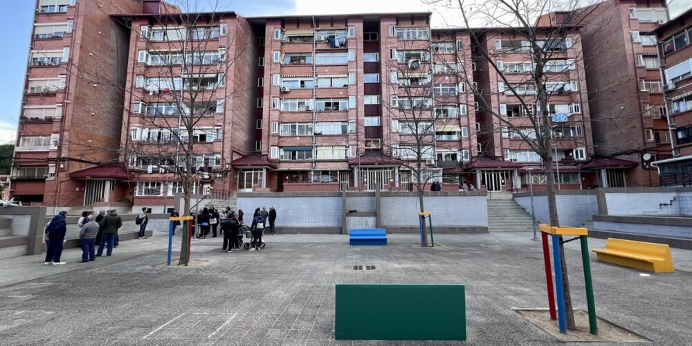 Foto portadas: la plaça de les Acàcies, al barri de Can Deu. Foto: @socmartafarrés via X (abans Twitter).