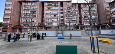 Foto portadas: la plaça de les Acàcies, al barri de Can Deu. Foto: @socmartafarrés via X (abans Twitter).