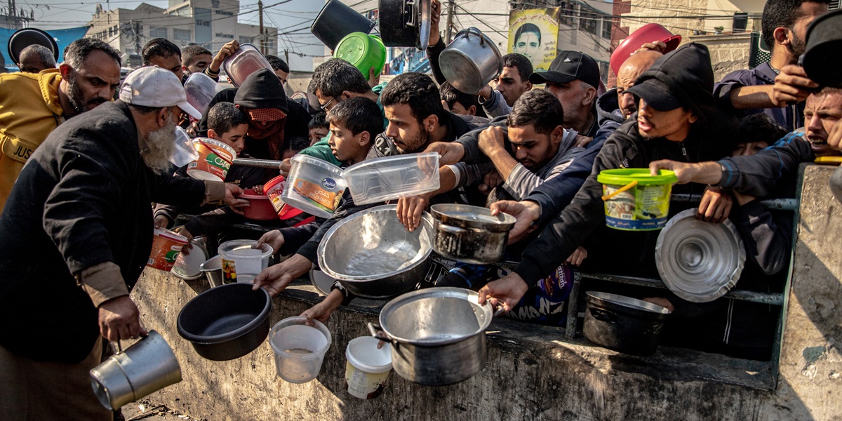 Internally Displaced Palestinians waiting in line for food at Al-Shaboura camp, in the center of Rafah, southern of Gaza strip.