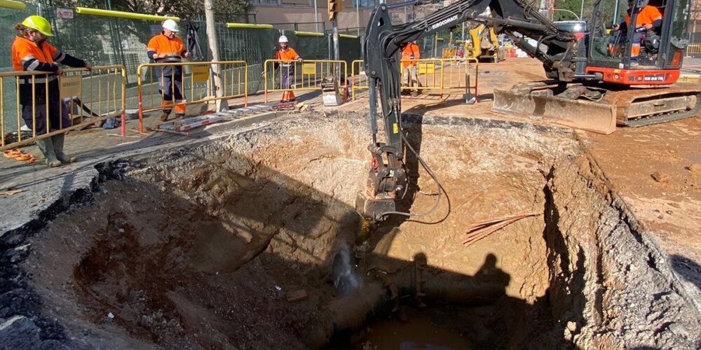Operaris d'Aigues Sabadell reparant l'avaria. Autor: cedida.