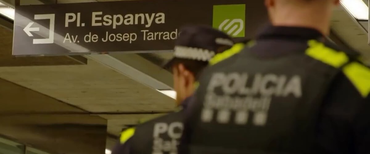 Agents de la Policia Municipal a l'accés de l'estació Sabadell Nord.