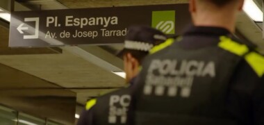 Agents de la Policia Municipal a l'accés de l'estació Sabadell Nord.
