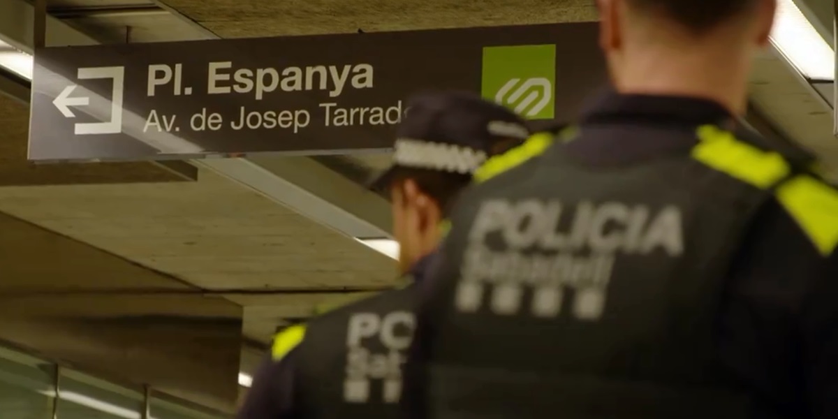 Agents de la Policia Municipal a l'accés de l'estació Sabadell Nord.