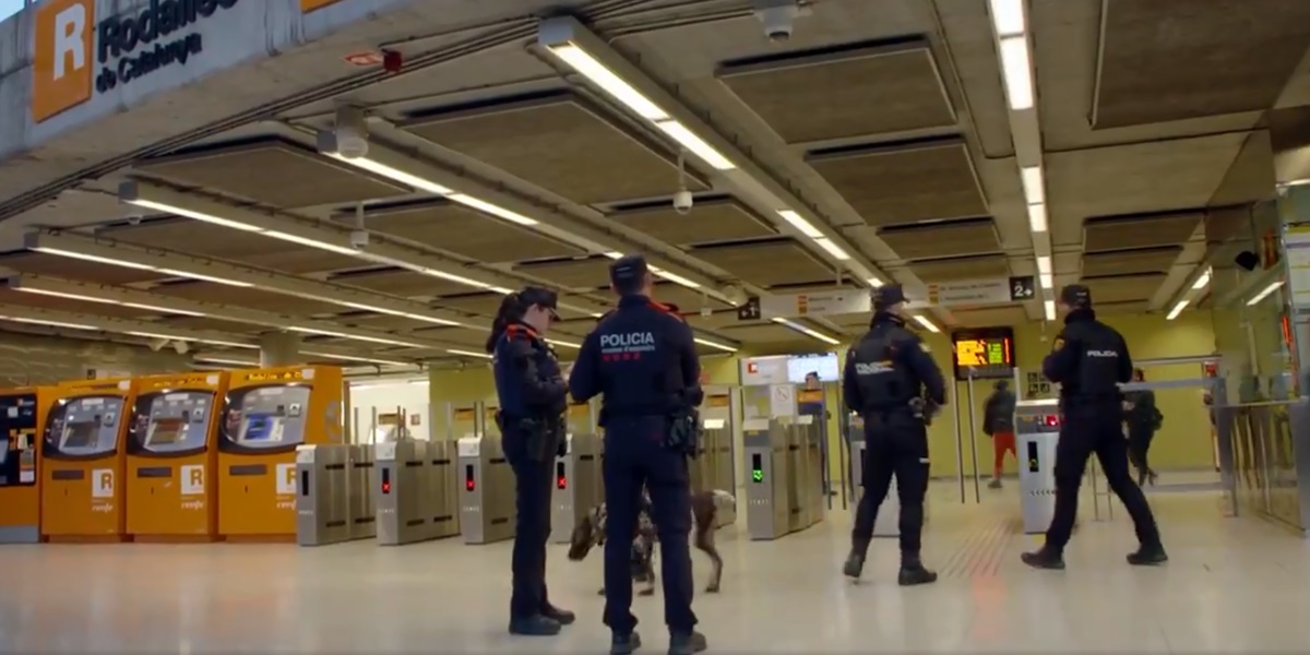 Agents dels Mossos d'Esquadra a l'accés de l'estació Sabadell Nord.