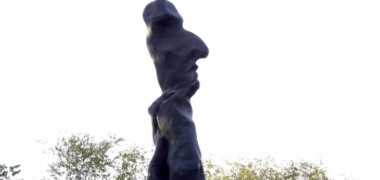 Foto portada: escultura 'Home de bronze', d'Agustí Puig, dedicada a Antoni Farrés.