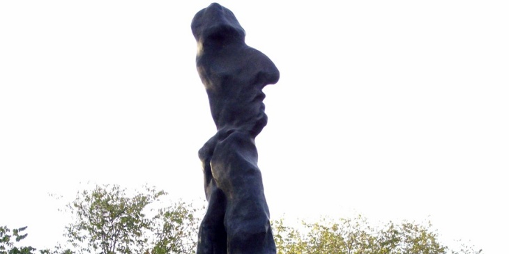 Foto portada: escultura 'Home de bronze', d'Agustí Puig, dedicada a Antoni Farrés.