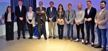 Foto portada: representants del govern municipal, Aigües Sabadell i Torra Serveis Funeraris, patrocinadors de l'esdeveniment, aquest divendres a l'Aula de l'Aigua. Autor: J.d.A.