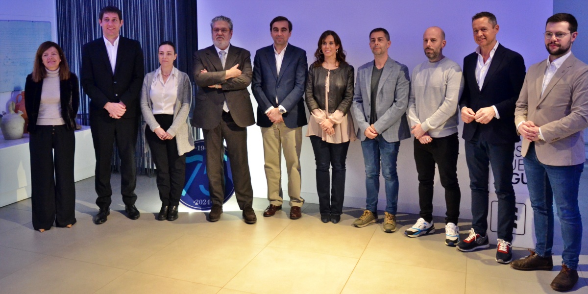 Foto portada: representants del govern municipal, Aigües Sabadell i Torra Serveis Funeraris, patrocinadors de l'esdeveniment, aquest divendres a l'Aula de l'Aigua. Autor: J.d.A.