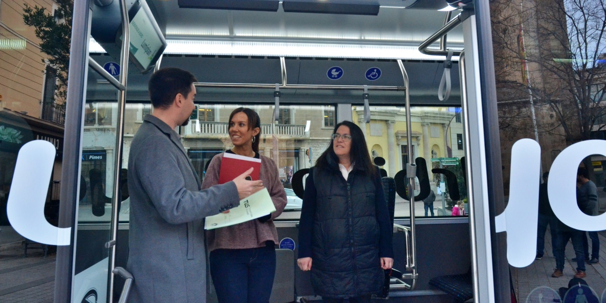 El gerent de la TUS, Xavier Andreo, l'alcaldessa de Sabadell, Marta Farrés, i la tinenta d'alcaldessa Mar Molina, dins el bus d'hidrogen. Autor: J.d.A. 