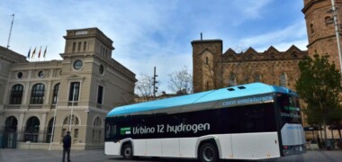 El bus d'hidrogen que provarà la TUS, al Racó del Campanar, aquest matí. Autor: J.d.A.