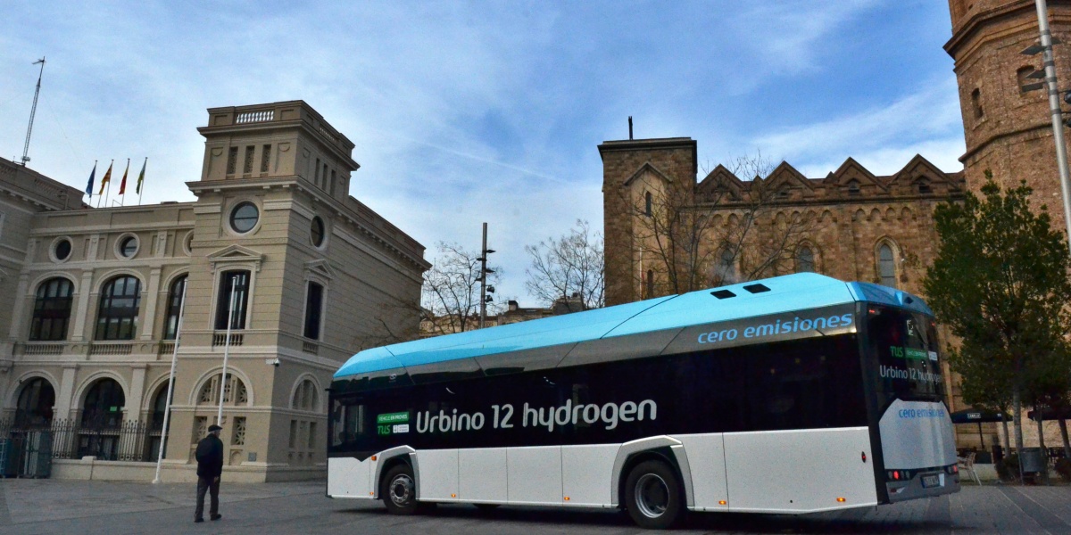 El bus d'hidrogen que provarà la TUS, al Racó del Campanar, aquest matí. Autor: J.d.A.