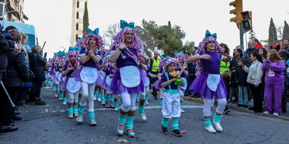 Foto portada: rua de carnaval de Ca n'Oriac. Autora: Alba Garcia Barcia.
