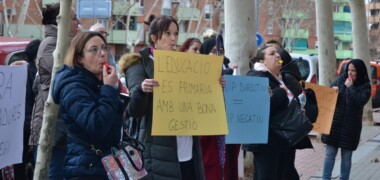 Mobilització de famílies de l'Andreu Castells a les portes dels Serveis Territorials d'Educació. Autor: Jordi M.