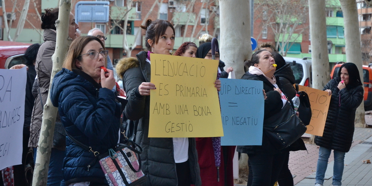 Mobilització de famílies de l'Andreu Castells a les portes dels Serveis Territorials d'Educació. Autor: Jordi M.