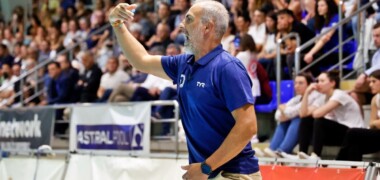 L'entrenador del CN Sabadell, en el partit decisiu de la lliga 2023-2024. Autor: David Jiménez.