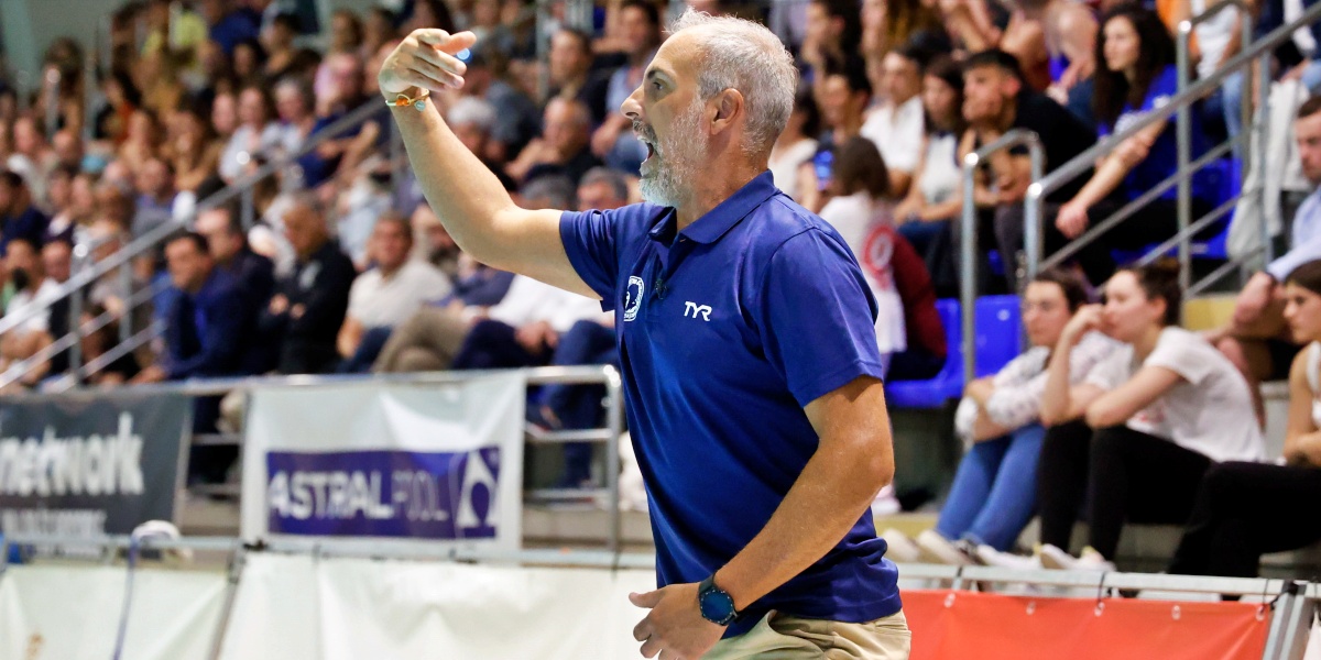 L'entrenador del CN Sabadell, en el partit decisiu de la lliga 2023-2024. Autor: David Jiménez.