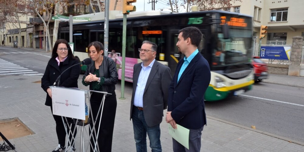 Foto portada: representants de l'Ajuntament i la TUS, aquesta tarda a La Creu Alta. Autor: J.d.A.