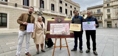 L'associació cultural de Can Feu, presentant les signatures pel 'Passeig d'Olzina'. Autor: Jordi M.