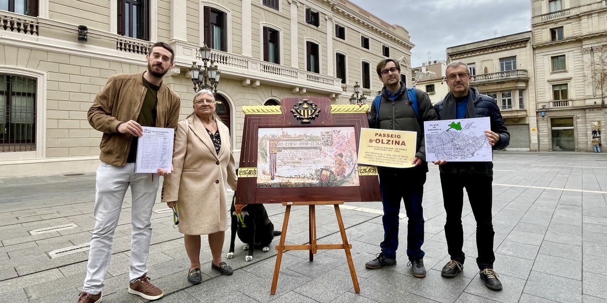 L'associació cultural de Can Feu, presentant les signatures pel 'Passeig d'Olzina'. Autor: Jordi M.