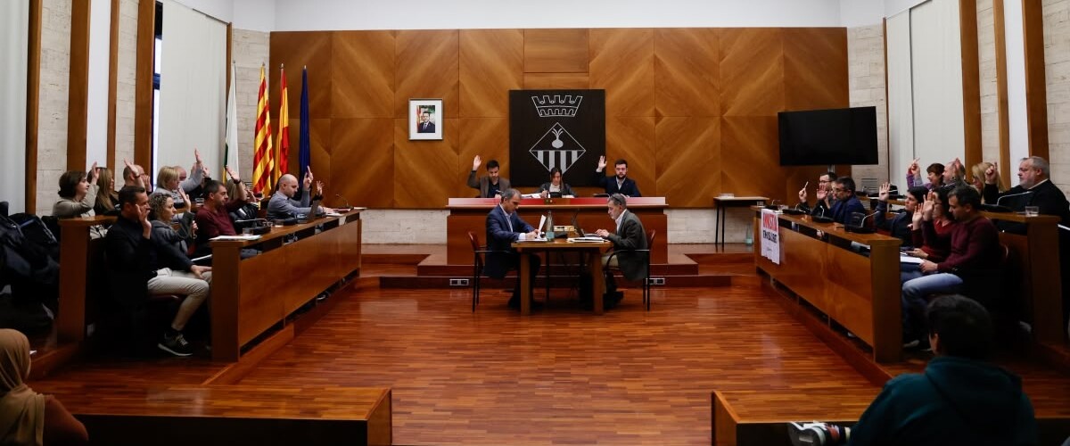 Foto portada: una votació al ple municipal. Autor: David Jiménez.