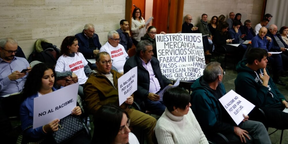 Foto portada: el públic a la sala de plens. Autor: David Jiménez.