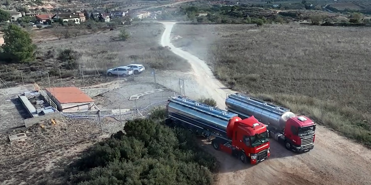Camions cisterna descarregant aigua al dipòsit de l’Espluga de Francolí. Autor: ACA.