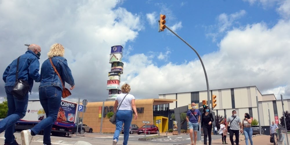 Foto portada: la zona entre els restaurants i les botigues de Via Sabadell, en una imatge d'arxiu. Autor: J.d.A.