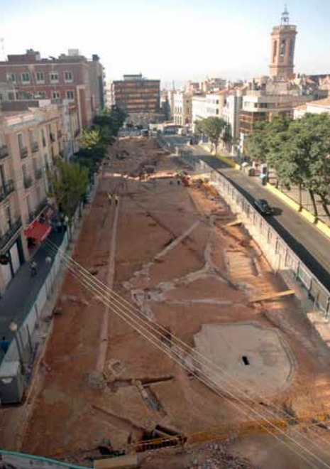 Vista general del passeig de la Plaça Major; en primer terme, el sector nord, on s’havia d’ubicar el mercat de la vila i on no apareixen estructures de caire privat. Fotografia: José Ignacio Bordón