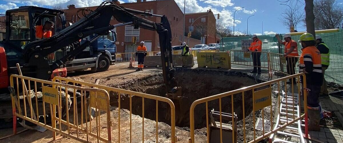 Operaris d'Aigues Sabadell reparant l'avaria. Autor: cedida.