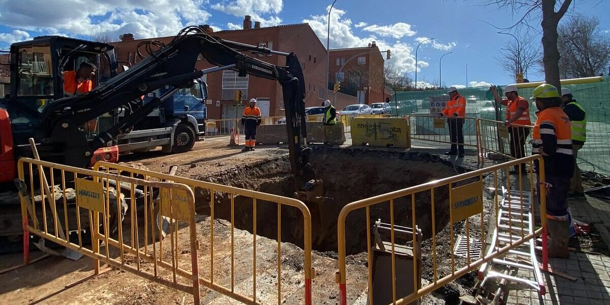 Operaris d'Aigues Sabadell reparant l'avaria. Autor: cedida.