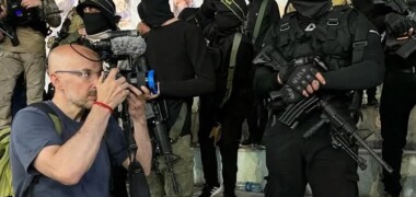 Foto portada: el documentalista Raül Gallego, treballant en un documental de 'Punt de no retorn'.