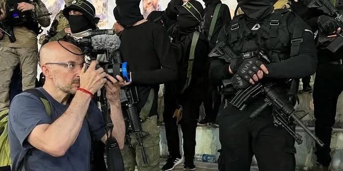 Foto portada: el documentalista Raül Gallego, treballant en un documental de 'Punt de no retorn'.