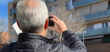 Foto portada: un arquitecte, inspeccionant l'edifici del barri de Torre-romeu construït per la mateixa empresa que l'incendiat a València. Autor: cedida.