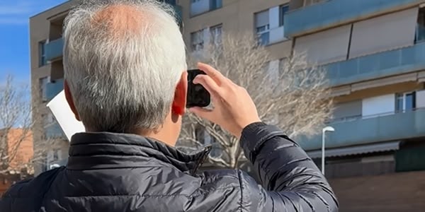 Foto portada: un arquitecte, inspeccionant l'edifici del barri de Torre-romeu construït per la mateixa empresa que l'incendiat a València. Autor: cedida.