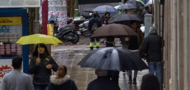 Ciutadans passejant sota la pluja, en una imatge d'arxiu. Autor: M.Tornel.