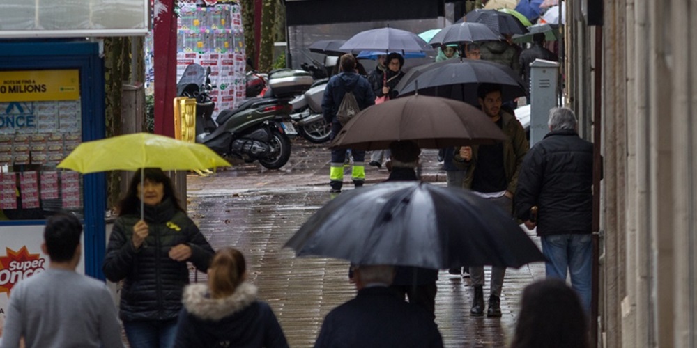 Ciutadans passejant sota la pluja, en una imatge d'arxiu. Autor: M.Tornel.