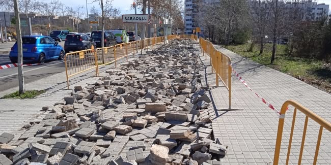 Foto portada: la vorera aixecada per on passarà el carril bici de la N-150. Autor: Ajuntament.