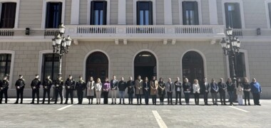 Foto portada: minut de silenci amb motiu del vintè aniversari de l'atemptat de l'11-M. Autor: cedida.