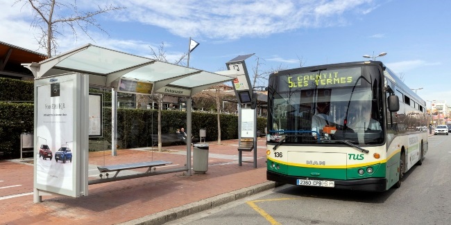 Foto portada: un bus de la línia 5, a l'Eix Macià. Autor: Ajuntament.