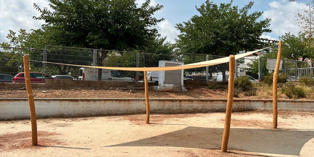 Tendals instal·lats en algunes escoles públiques de Sabadell per l'Ajuntament. Autor: cedida.