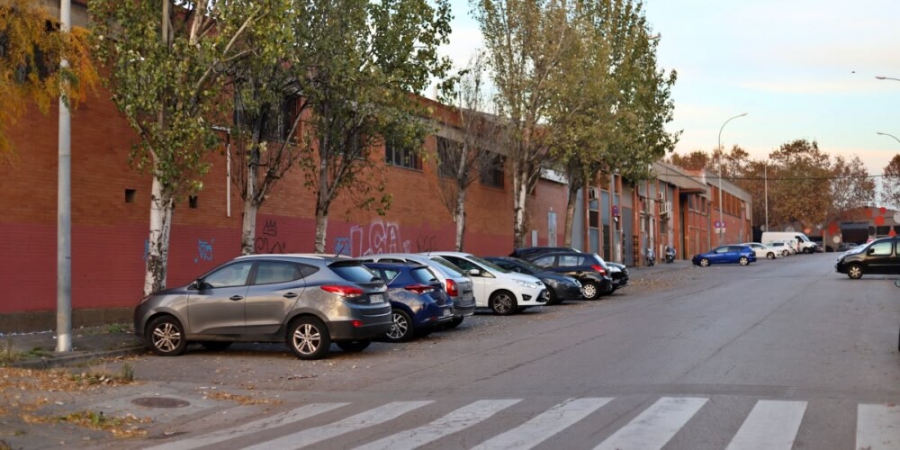 Foto portada: naus industrials al Polígon Sud-Oest, a finals de l'any 2020. Autora: Alba García Barcia.