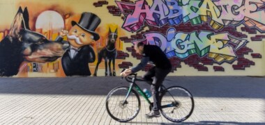Foto portada: un ciclista, entre Can Llong i Ca n'Oriac, fa algun temps. Autor: J.d.A.