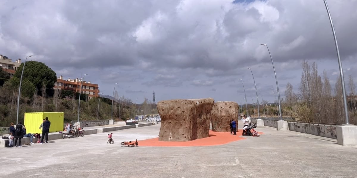 El rocòdrom, el passat diumenge. A l'esquerra, una caseta d'obres. Autor: J.d.A. 