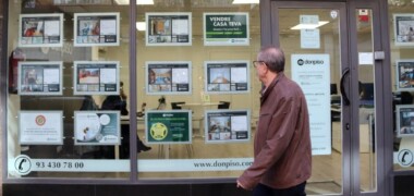 Home mirant les ofertes d'una immobiliària. Autor: ACN