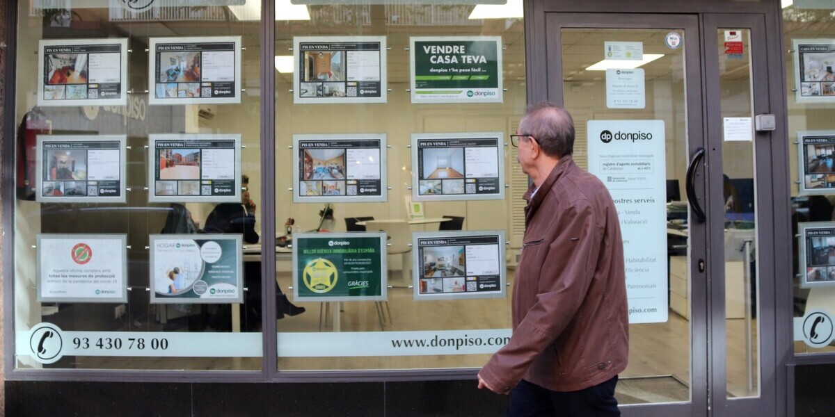 Home mirant les ofertes d'una immobiliària. Autor: ACN