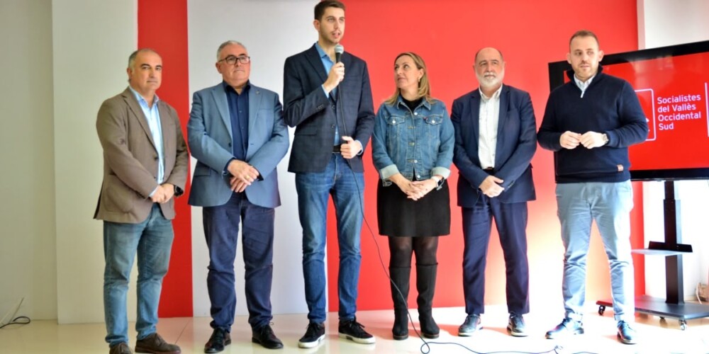 Foto portada: l'alcalde de Ripollet, Luis Tirado, l'alcalde de Montaca i Reixac, Bartolomé Egea, el diputat David González, l'alcaldessa de Badia, Eva Menor, l'alcalde de Barberà, Xavier Garcés, i l'alcalde de Cerdanyola, Carlos Cordón, aquest migdia, a la seu del PSC Vallès Sud, a Sabadell. Autor: J.d.A.