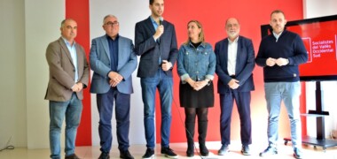 Foto portada: l'alcalde de Ripollet, Luis Tirado, l'alcalde de Montaca i Reixac, Bartolomé Egea, el diputat David González, l'alcaldessa de Badia, Eva Menor, l'alcalde de Barberà, Xavier Garcés, i l'alcalde de Cerdanyola, Carlos Cordón, aquest migdia, a la seu del PSC Vallès Sud, a Sabadell. Autor: J.d.A.