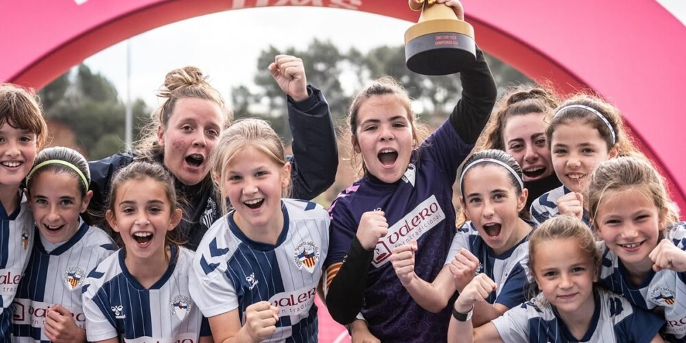 El CE Sabadell, gaudint el títol sub-10. Autor: @switsport.es via Instagram.