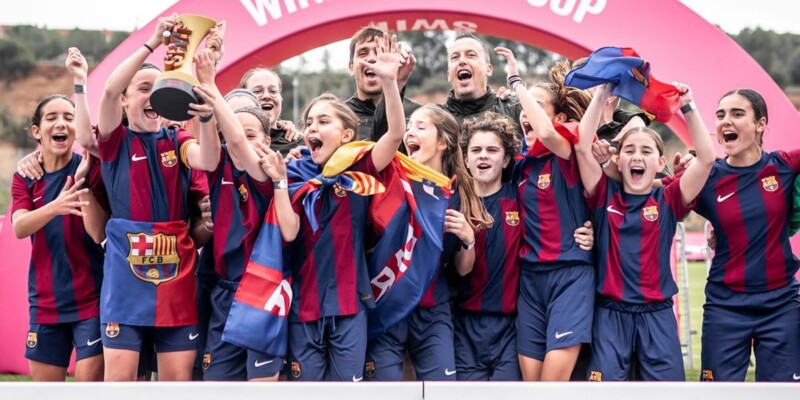 El FCB, gaudint el títol sub-12 l'any passat. Aquest any es fa per la Setmana Santa. Autor: @switsport.es via Instagram.
