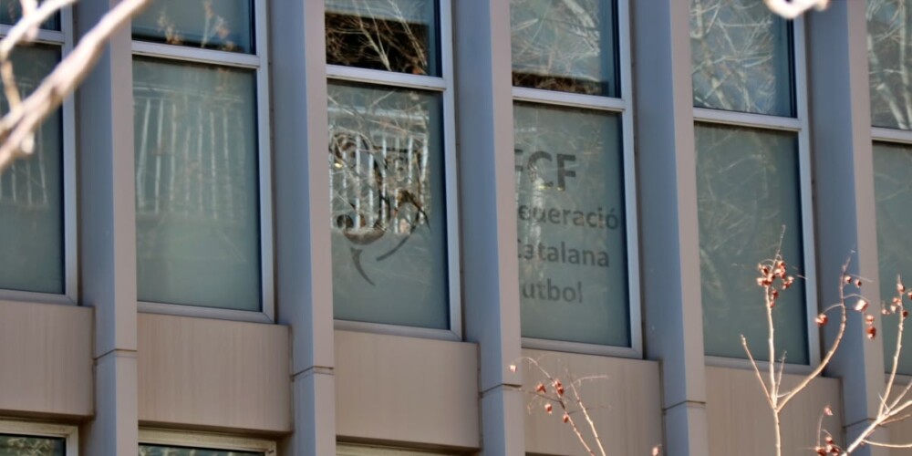 Foto portada: exterior de la Federació Catalana de Futbol, aquest matí. Autor: ACN.